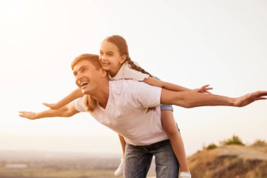 Mutlu baba çayırda kız ile oynarken