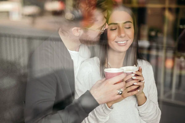 Веселая многорасовая пара пьет кофе — стоковое фото