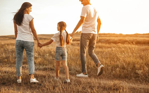 Feliz família casual se divertindo juntos no campo — Fotografia de Stock