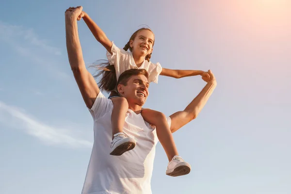 Pai e filha passam o tempo juntos — Fotografia de Stock