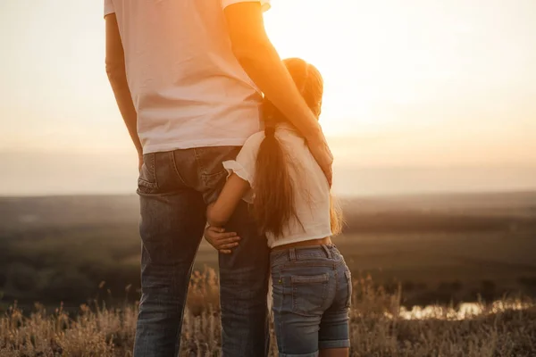 Feliz pai e filha abraçando enquanto estão no campo — Fotografia de Stock