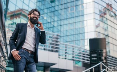 Şehir merkezinde akıllı telefon kullanan içerik modern vatandaş