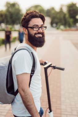 Şehir caddesinde eko araç ile neşeli hipster