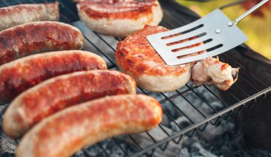 Iştah açıcı sosis ve et brazier üzerinde kızarmış