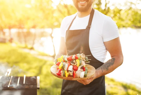 Crop chef com shish kebab — Fotografia de Stock