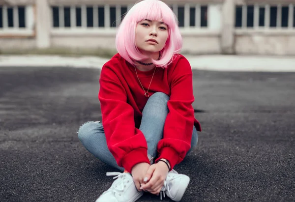 Asian Hipster siedzi na ziemi na ulicy — Zdjęcie stockowe