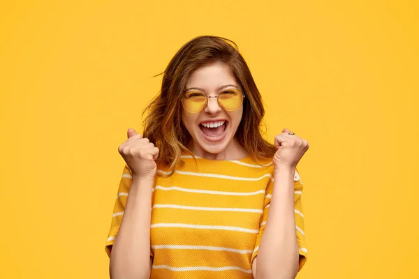 Alegre ganador de la lotería celebrando el éxito —  Fotos de Stock