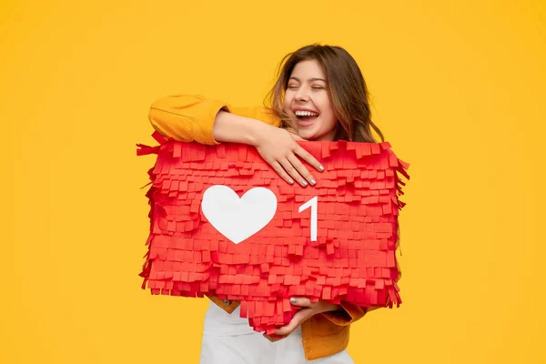 Opgewonden jonge vrouw knuffelen als teken — Stockfoto