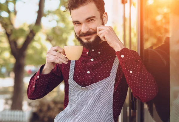 Modern hipster Barista vilar och har kaffepaus — Stockfoto