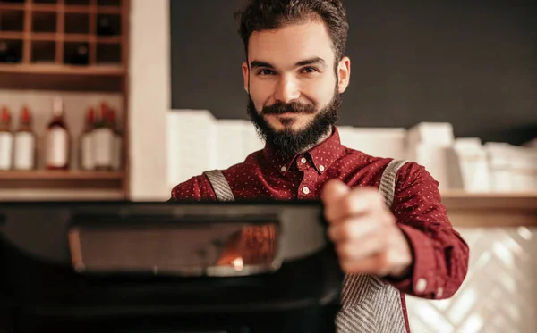 Moderno camarero hipster trabajando detrás del mostrador — Foto de Stock