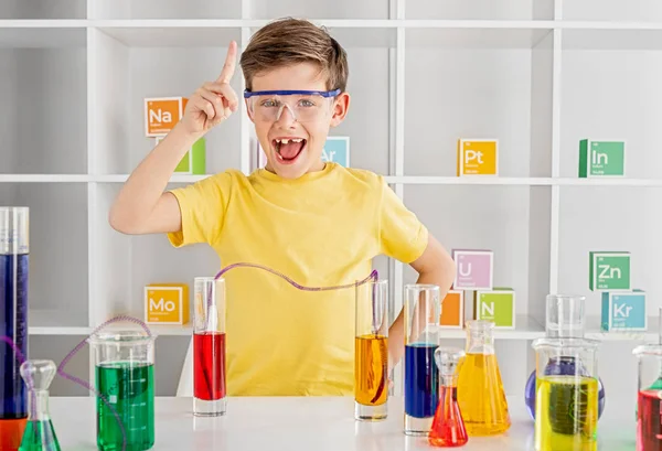Podekscytowany mały chemik co odkrycie — Zdjęcie stockowe