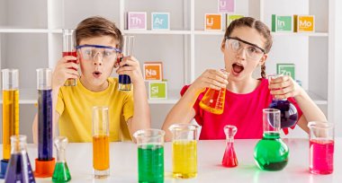 Okulda parlak sıvı ile deneme yapma rapturous arkadaşları