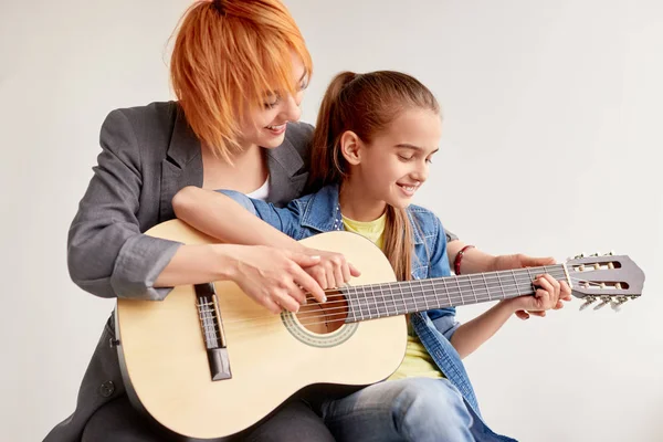 個々の教師とギターを弾くことを学ぶ勤勉な女の子 — ストック写真