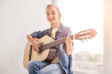 Kendine güvenen kız kendini evde gitar çalma öğrenme