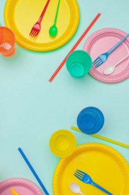 Canlı plastik tek kullanımlık sofra düzeni