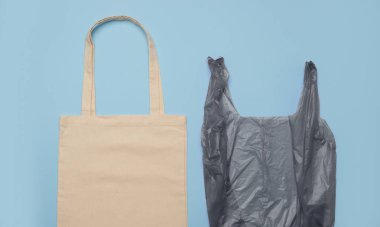 Yeniden kullanılabilir tuval torbası ve siyah plastik paket