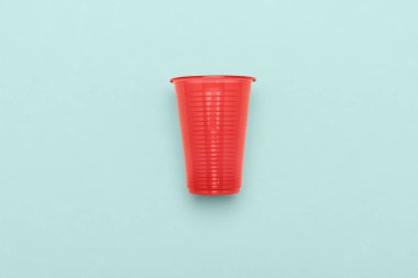 Kırmızı renk atılmış fincan