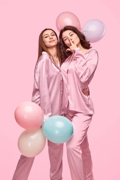 Yatıya kalma sırasında balonlarla pijamalı genç kadınlar — Stok fotoğraf