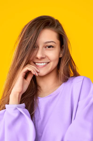 Jovencita posando para cámara — Foto de Stock