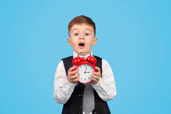 Kleine jongen wordt laat naar school — Stockfoto