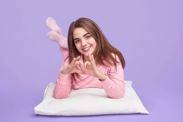 Menina adolescente feliz deitado no travesseiro — Fotografia de Stock