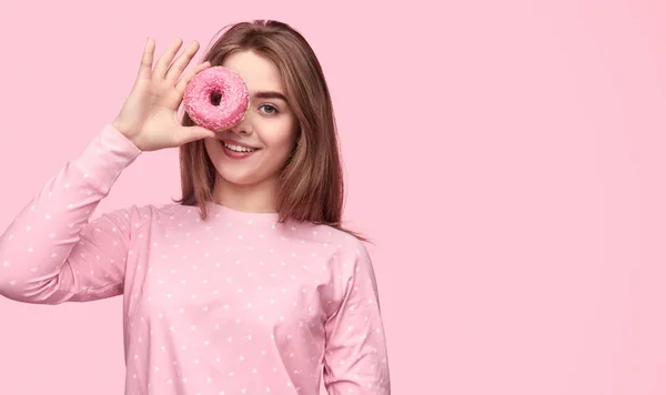 Tatlı donut ile sevimli genç — Stok fotoğraf