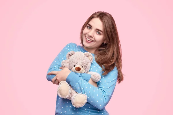 Vrolijke tiener knuffelen teddybeer — Stockfoto