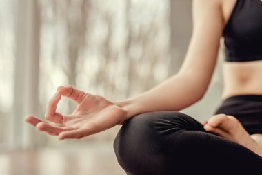 Barışçıl kadın lotus poz meditasyon pratik