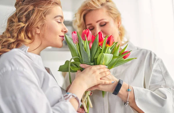 Mutlu fantezi anne ve kızı evde çiçek demet zevk