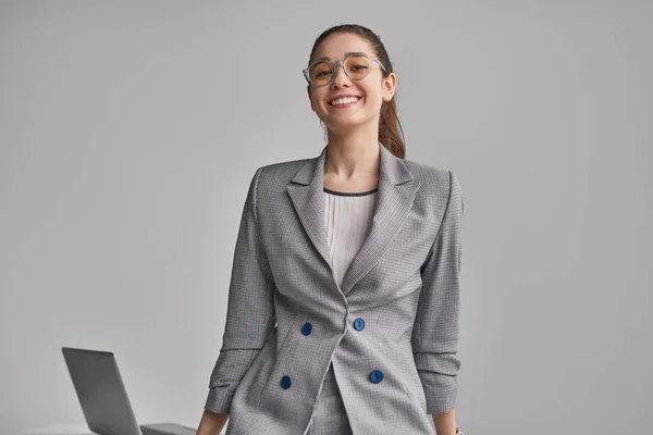 Heureuse femme d'affaires dans les lunettes de travail avec ordinateur portable — Photo