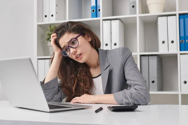 Jeune femme bouleversée au bureau — Photo