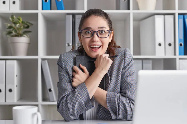 Stagiaire excité avec ordinateur portable au bureau — Photo