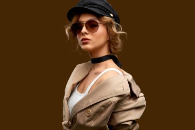 Kameraya bakan trendy model