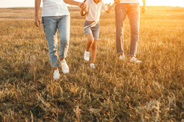 Família desfrutando da natureza durante o pôr do sol — Fotografia de Stock