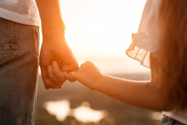 Gelukkige vader en dochter die handen bij elkaar houden — Stockfoto