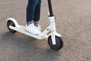 Modern elektrikli scooter üzerinde Kırpma kişi