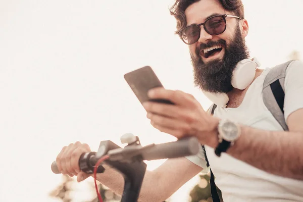 Emozionato hipster smartphone di navigazione — Foto Stock