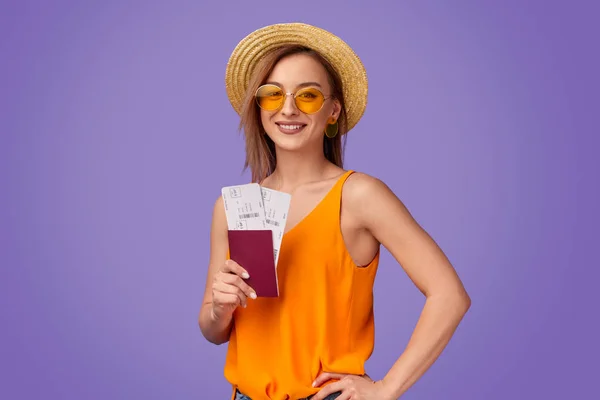 Улыбающаяся женщина с паспортом и билетами на поездку — стоковое фото