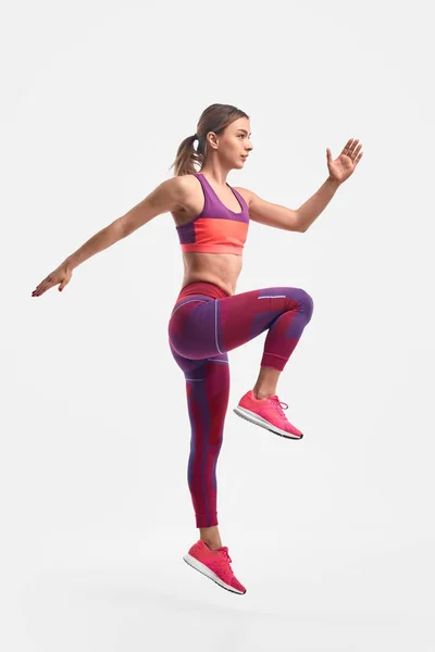 Fit woman leaping during training — Stock Photo, Image