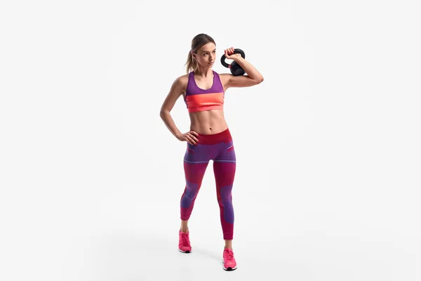 Magro feminino exercitando com kettlebell — Fotografia de Stock