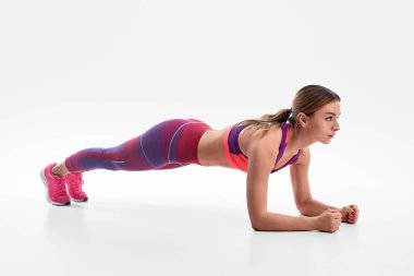 Genç sporcumuz tahta egzersiz yaparak