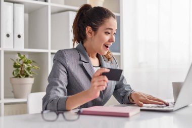 Ofiste heyecanlı çalışan alışveriş online