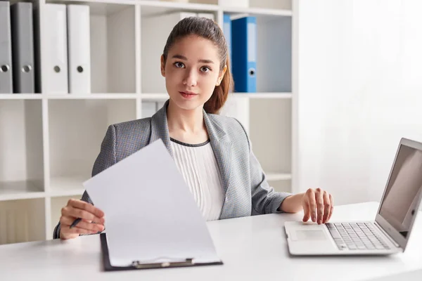 Jeune femme au premier emploi au bureau — Photo