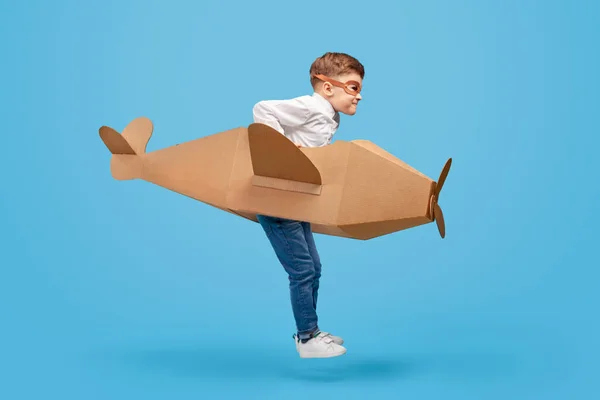 Маленький пілот у картонному літаку — стокове фото
