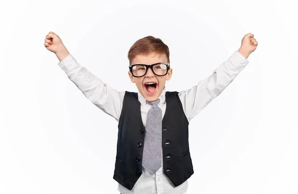 Ragazzo nerd divertente che celebra la vittoria con le mani in alto — Foto Stock