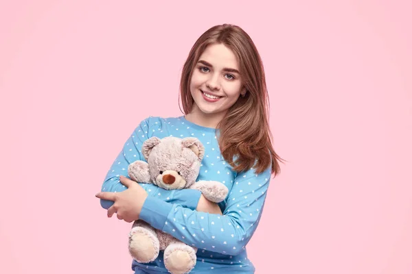 Gelukkig tiener meisje omarmen teddybeer — Stockfoto