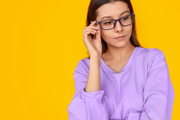Продумана приваблива жінка в барвистому вбранні і окулярах — стокове фото