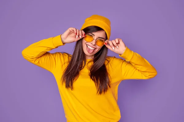 Feminino positivo no desgaste moderno fazendo rostos e enganando — Fotografia de Stock