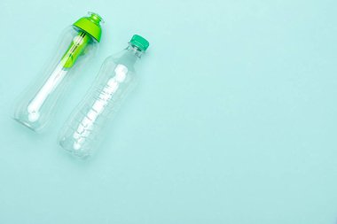 Su için tek kullanımlık ve yeniden kullanılabilir şişeler