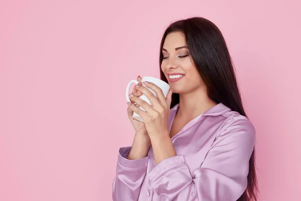 Mujer sonriente disfrutando de la bebida en la mañana —  Fotos de Stock
